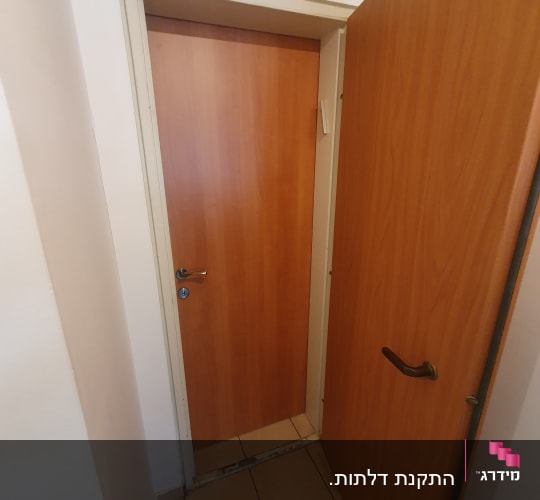 שתי דלתות עץ עם ידיות מתכת